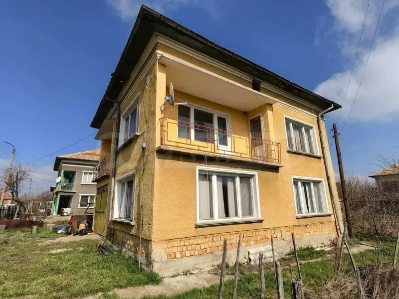Spacious Two-Story House with Garage in Kula, Bulgaria - Image 1