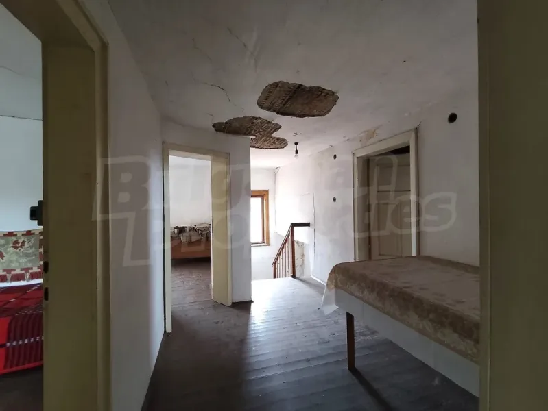Oreshak Village: Spacious House with Garden – Investment Opportunity - Image 1