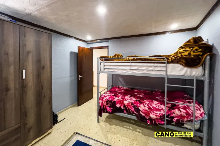 Spacious 4-Bedroom Apartment in Sunny Roquetas de Mar, Spain - Image 3