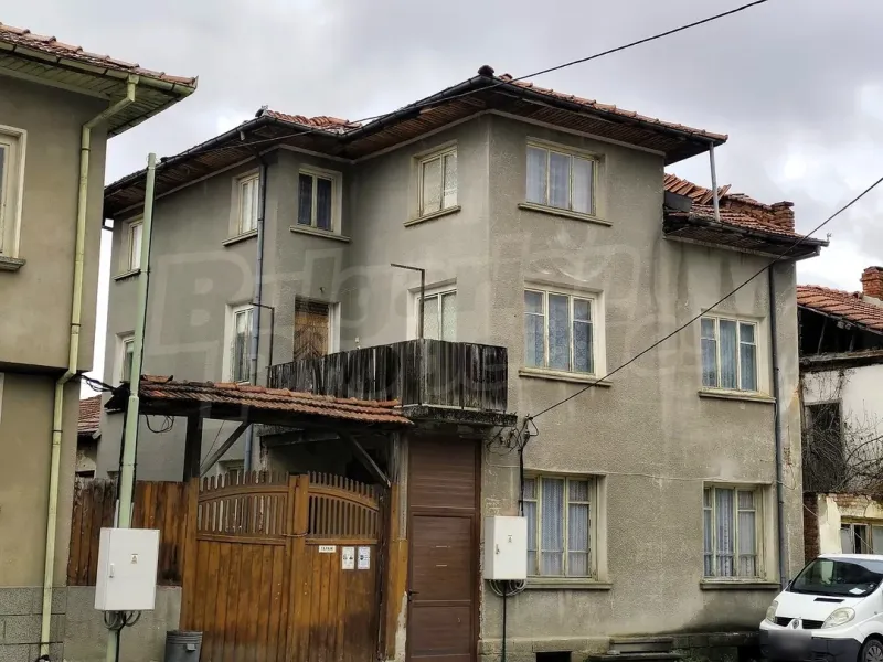 Oreshak Village: Spacious House with Garden – Investment Opportunity - Image 3