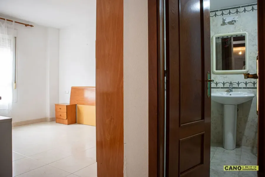 Spacious 3-Bedroom Apartment with Garden in Roquetas de Mar - Image 3