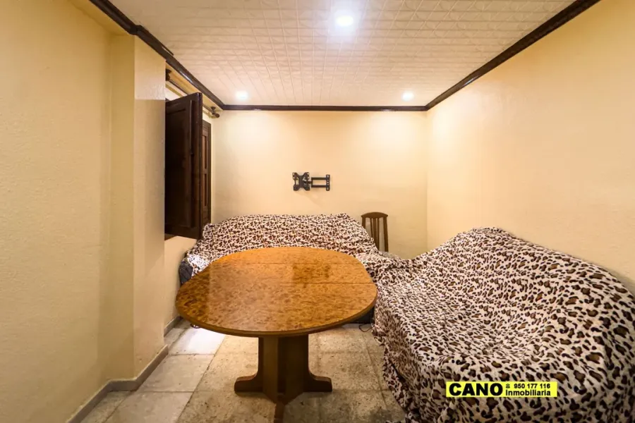 Spacious 4-Bedroom Apartment in Sunny Roquetas de Mar, Spain - Image 4