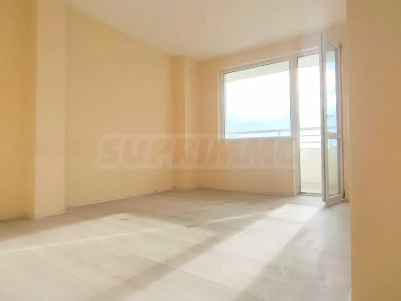 Bright apartment in Varna's Vl. Varnenchik district. - Image 5