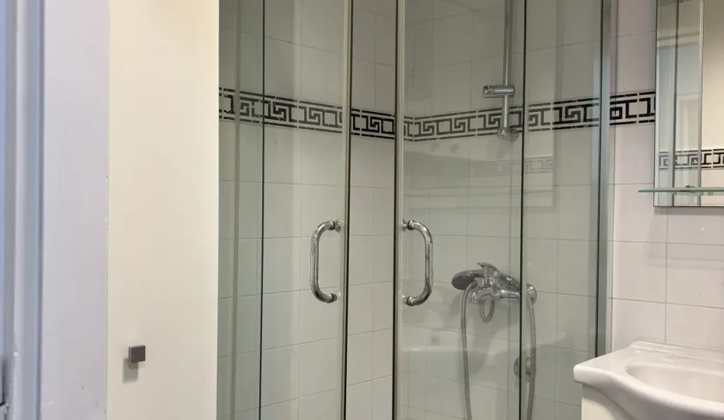 Spacious 3 Bedroom Apartment for Sale – Belgrade’s Karađorjev Square - Image 5