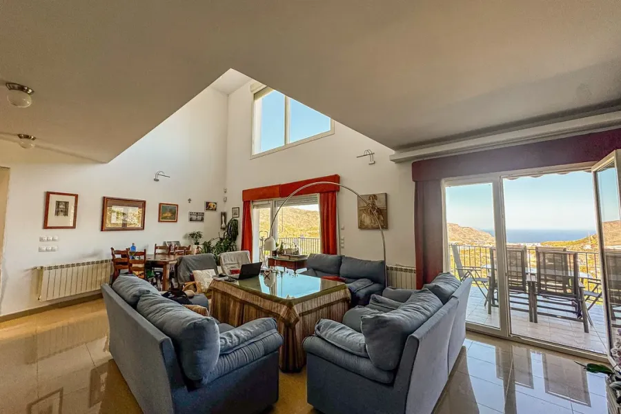 Spacious Chalet with Pool &amp; Stunning Valley &amp; Sea Views - Image 5