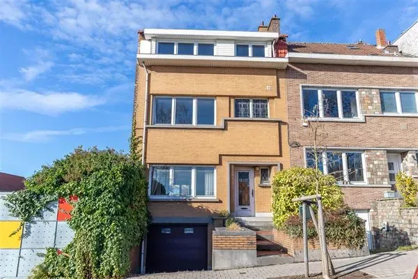 Spacious Royal Uccle Home: Renovation Opportunity with High Potential - Image 2