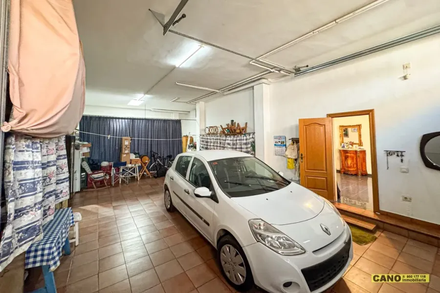 Spacious 3-Bedroom House with Elevator in Roquetas de Mar - Image 3