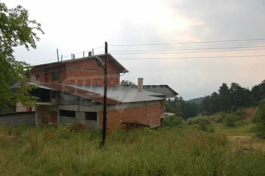 Spacious Villa with Mineral Springs and Building Potential in Pirin Mountain - Image 1
