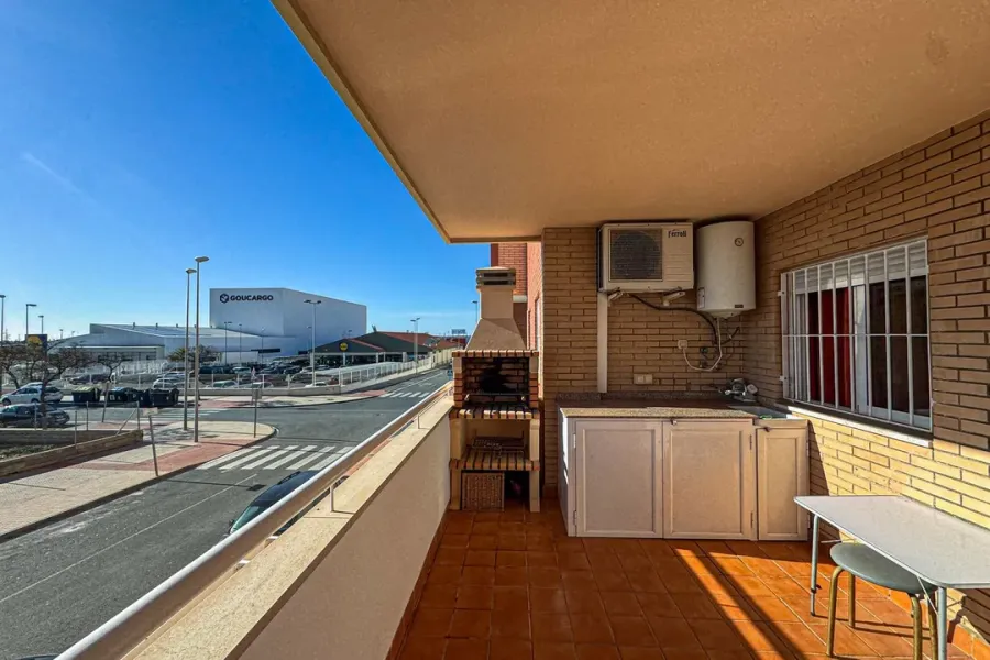 Spacious 3-Bedroom Apartment in Almería with Terrace & Garage - Image 1
