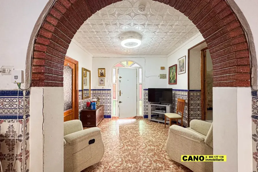 Spacious 4-Bedroom House in Viator with Porch and Garden for Sale - Image 3