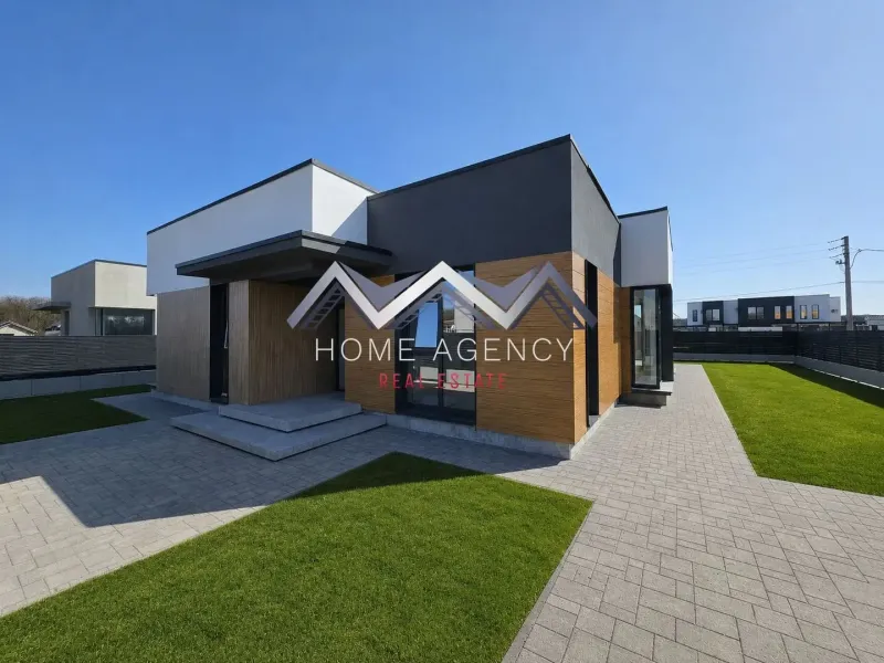 Spacious House with Land in Tranquil Balotești, Romania - Image 3
