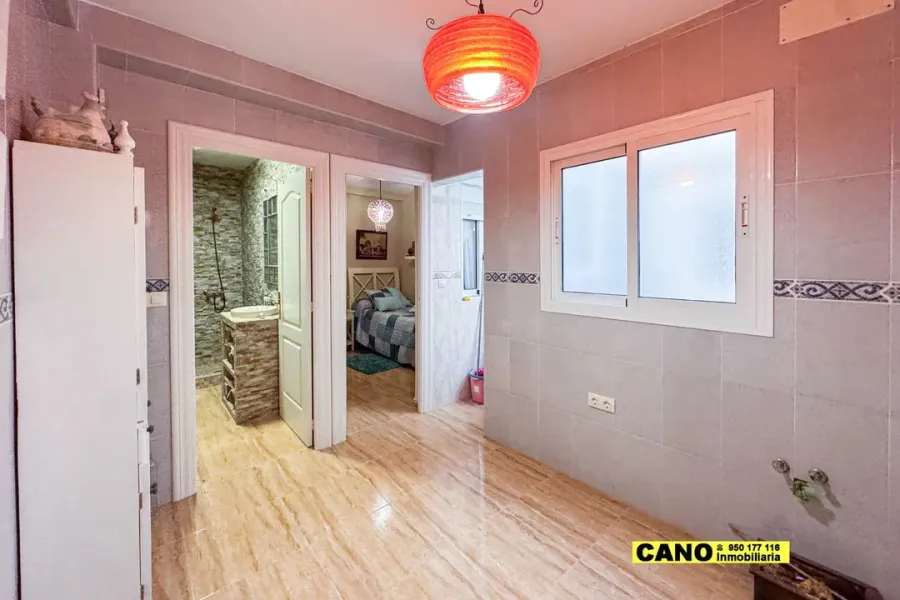Spacious 2-Bedroom Apartment in the Heart of Almería, Spain - Image 5