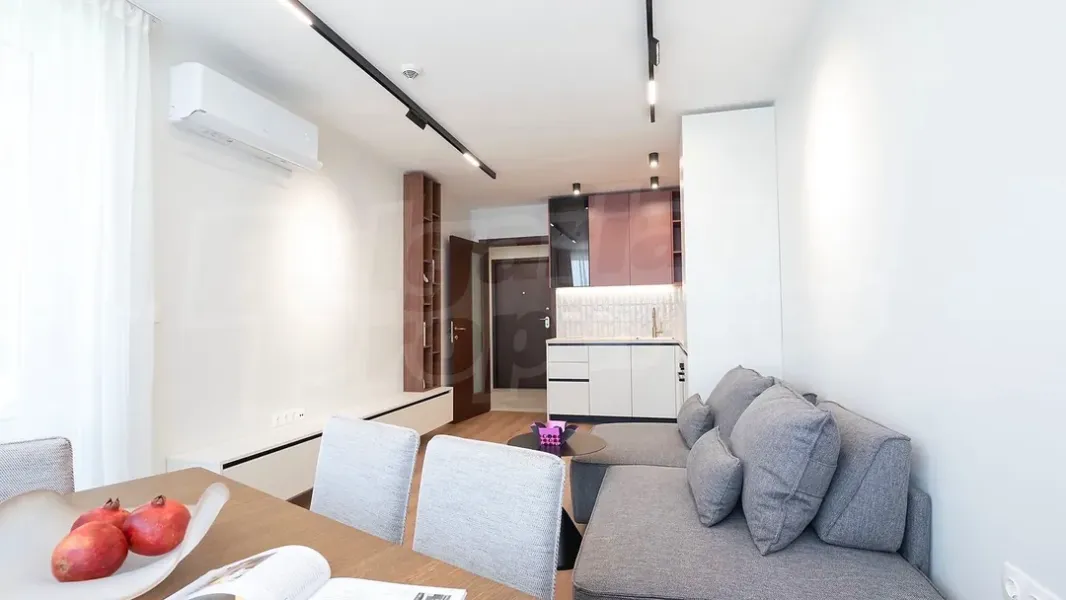 Luxurious 1-Bedroom Apartment with Stunning Central Park Views – Burgas - Image 3