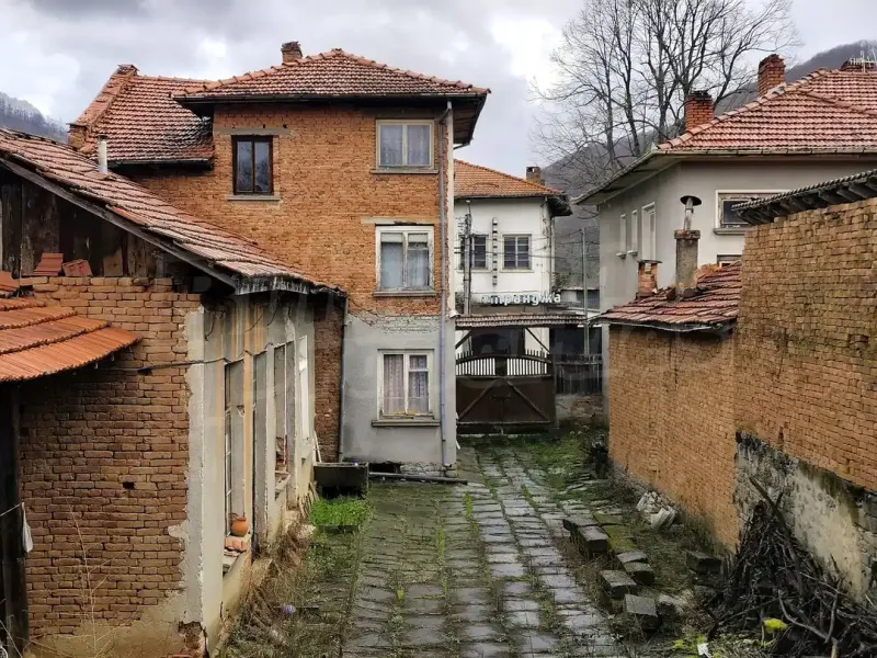 Oreshak Village: Spacious House with Garden – Investment Opportunity - Image 2