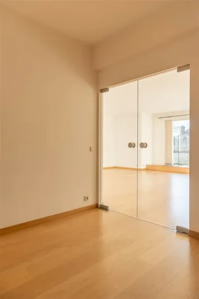 Spacious 3-Bedroom Apartment in Ukkel with Elevator & Parking - Image 2