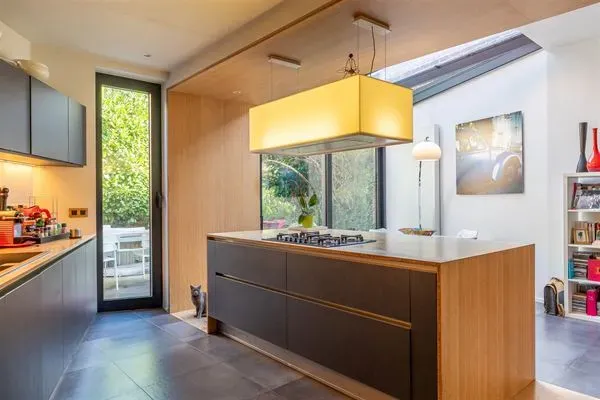 Uccle Border Townhouse: Four Bedrooms, Authentic Charm & Heritage. - Image 2