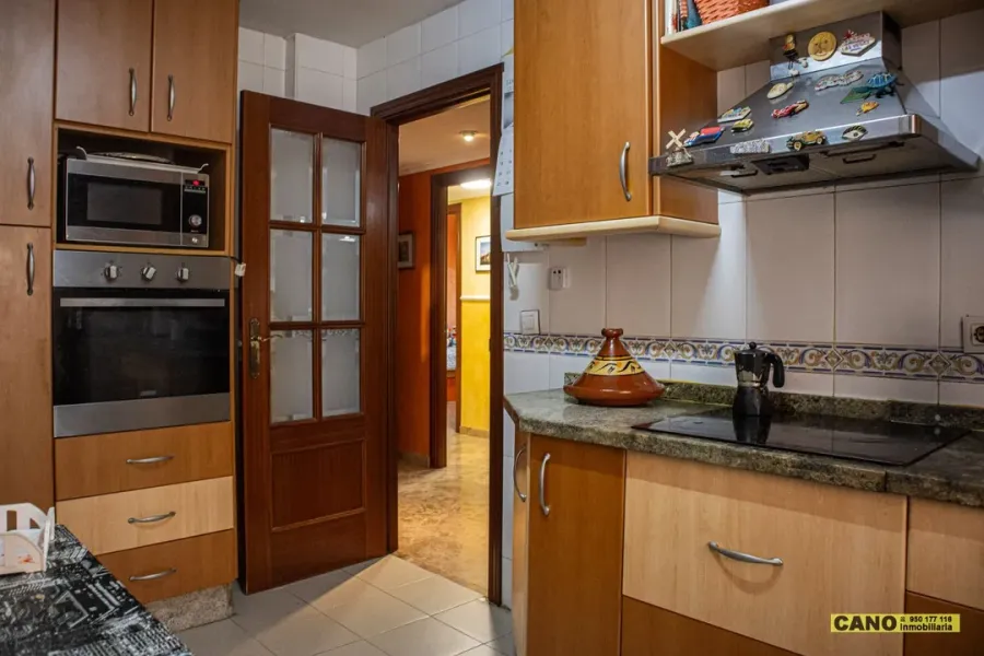 Spacious 4-Bedroom Apartment with Terrace in Las Salinas, Roquetas de Mar - Image 5