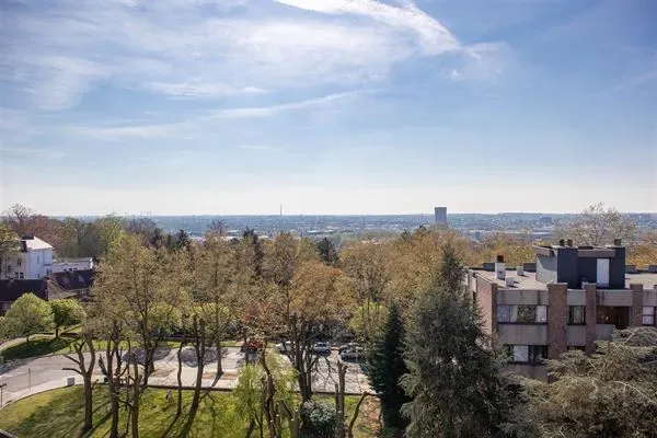 Stunning Ukkel Penthouse: 3 Bedrooms, Garage & Breathtaking City Views - Image 3