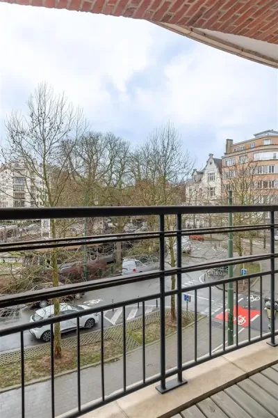 Spacious 3-Bedroom Apartment with Parking in Winston Churchill, Ukkel - Image 2