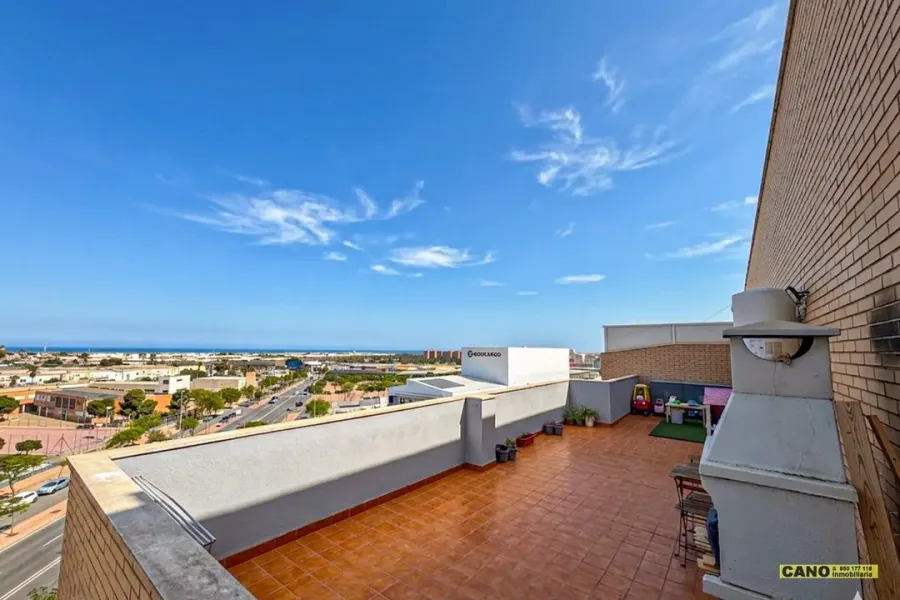 Spacious Almería Penthouse with Large Terrace & Ocean Views - Image 5