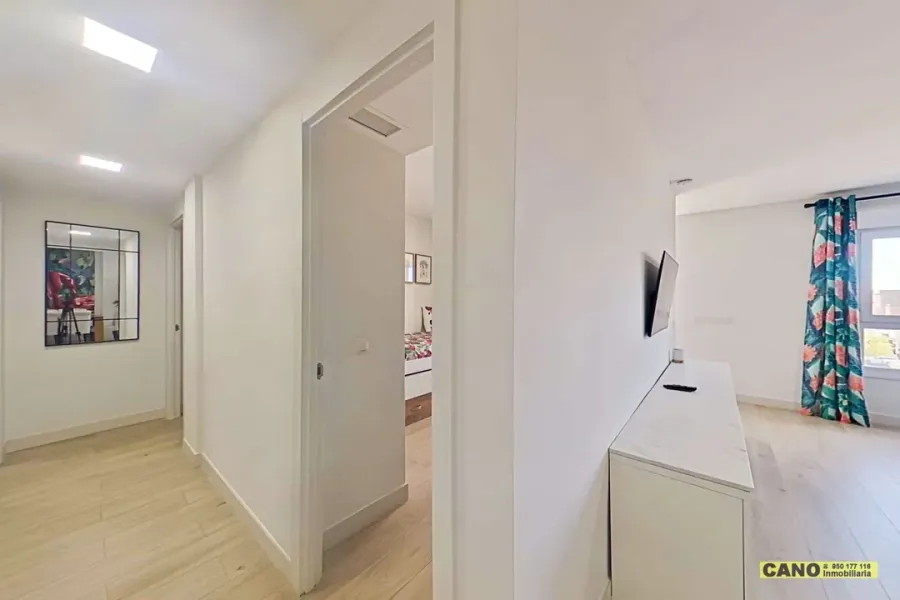 Spacious 3-Bedroom Apartment with Elevator in Almería, Spain. - Image 3
