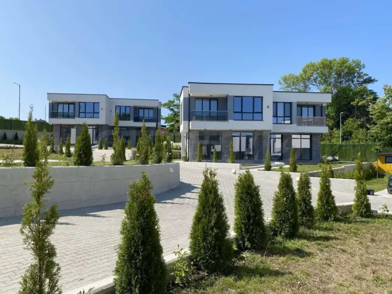 Spacious Beach House with Stunning Sea Views - Image 4