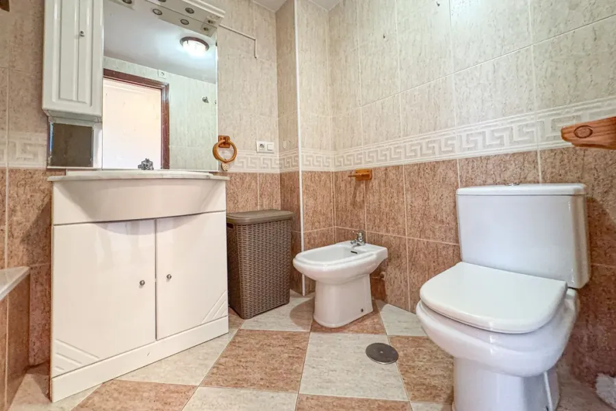 Spacious 3-Bedroom Apartment in Almería Capital with South-East Exposure - Image 2