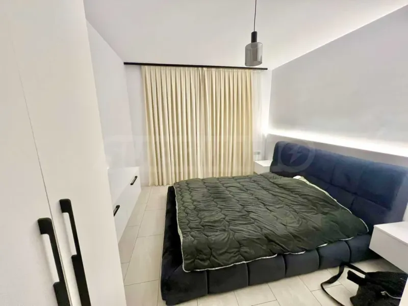 Elegant Three-Bedroom Apartment with Stunning Garden Terrace - Image 3