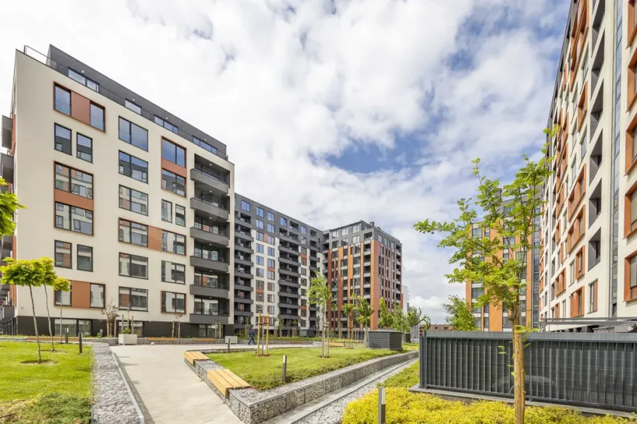 Spacious apartment with mountain views and three bedrooms. - Image 2