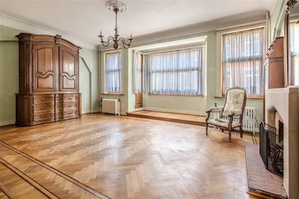 Elegant 1920s Mansion with Six Bedrooms in Etterbeek, Brussels - Image 1