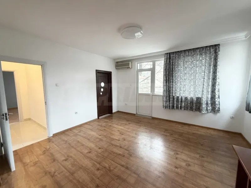 Spacious 3-Bedroom Apartment in Plovdiv's Kurchuk Paris - Image 4