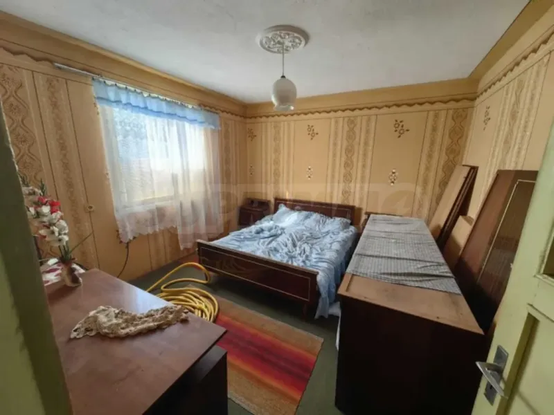 Spacious Two-Story House with Large Garden in Kapitanovtsi - Image 2