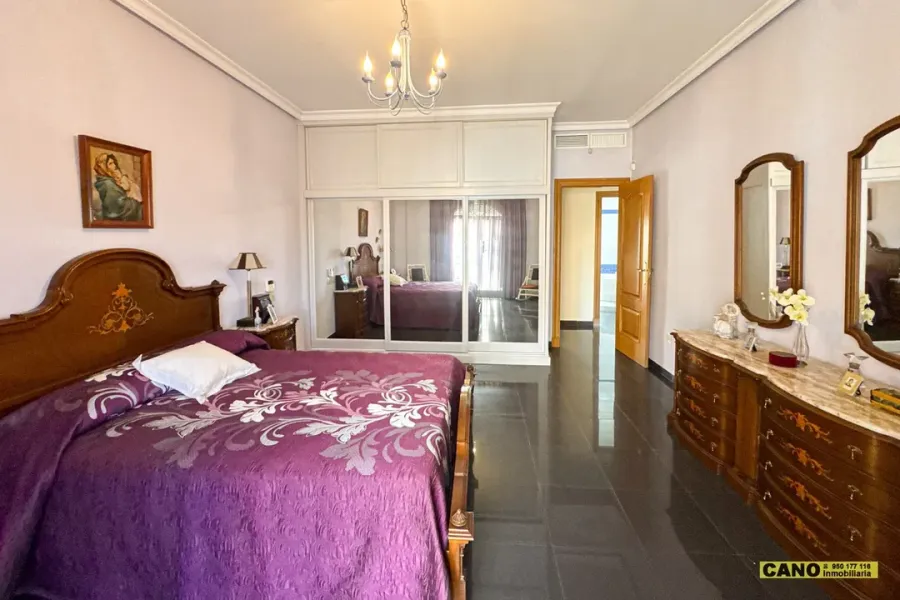 Spacious 3-Bedroom House with Elevator in Roquetas de Mar - Image 4