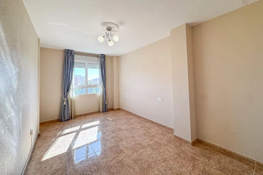 Spacious 3-Bedroom Apartment in Almería Capital with South-East Exposure - Image 5