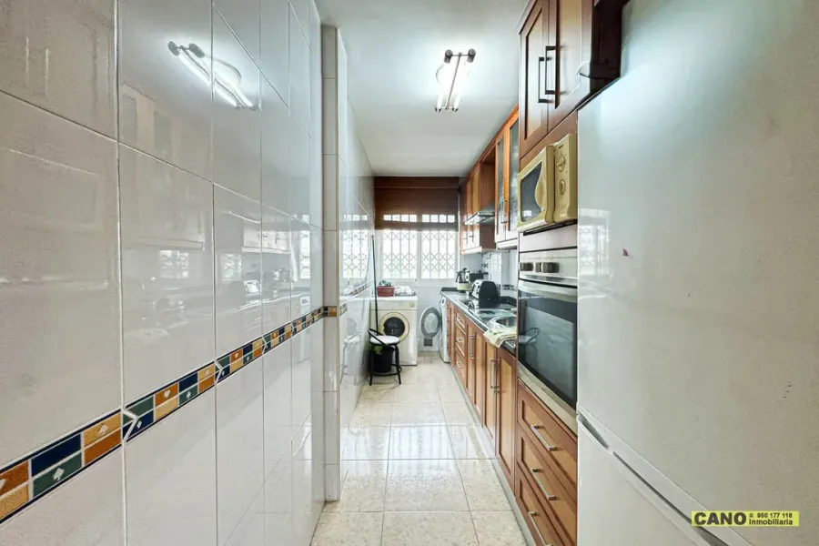 Spacious 2-Bedroom Apartment with Elevator in Almería, Spain - Image 3