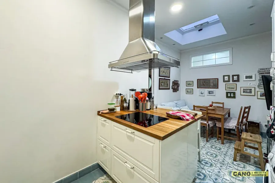 Historic Apartment in Almería - 3 Bedrooms, 2 Bathrooms, Elevator - Image 1