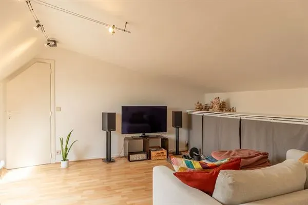 Spacious Terraced Duplex Apartment with Terrace in Oudergem, Belgium - Image 2