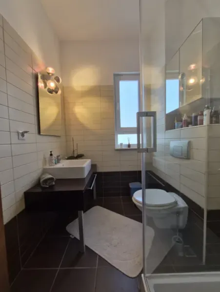 Spacious 3-Bedroom Apartment with 3 Bathrooms in Felicity - Image 4
